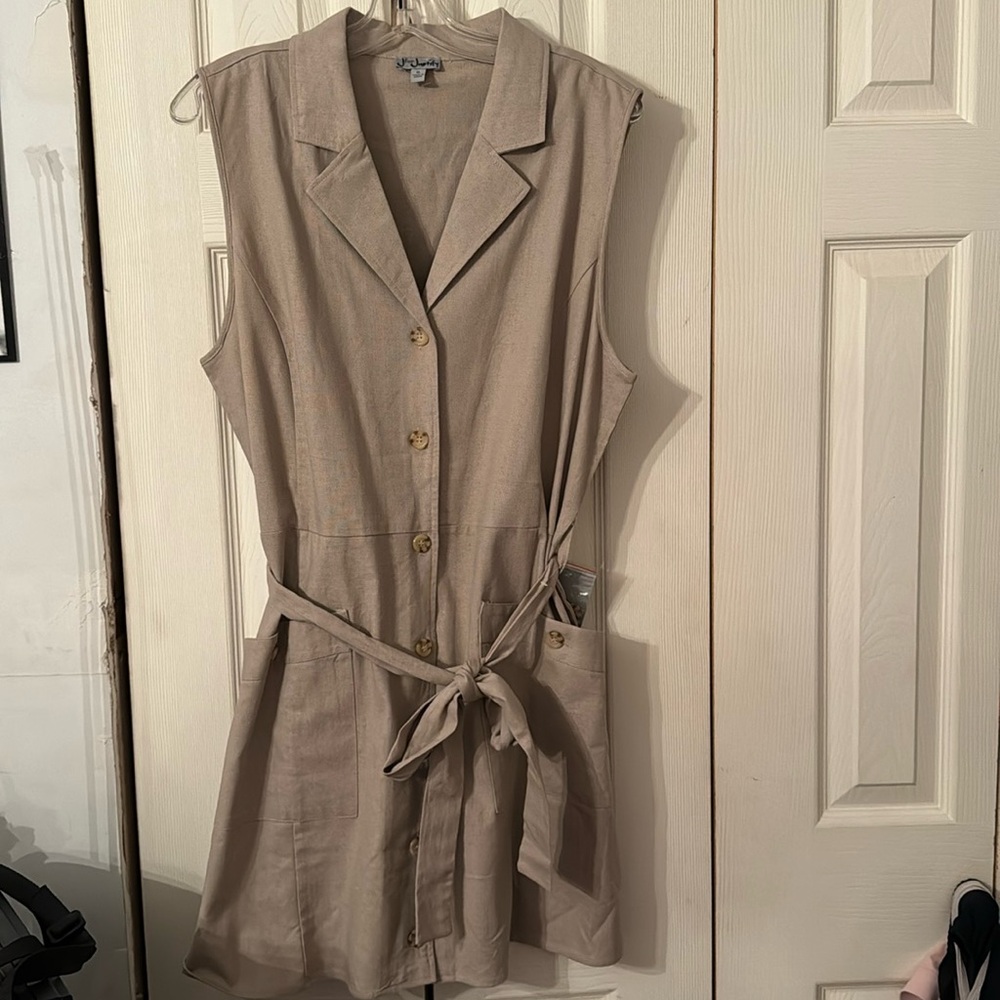 Cute sleeveless dress with pockets